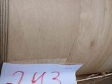 une boîte en carton sur laquelle est accrochée une étiquette de prix, posée sur une table