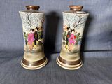 deux vases ornés de motifs asiatiques sur fond bleu