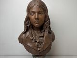 buste en bronze représentant une femme aux cheveux longs portant un collier
