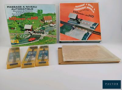 trois livres et une photo d'un train posée sur une table