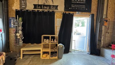 une pièce dans laquelle se trouvent de nombreux objets