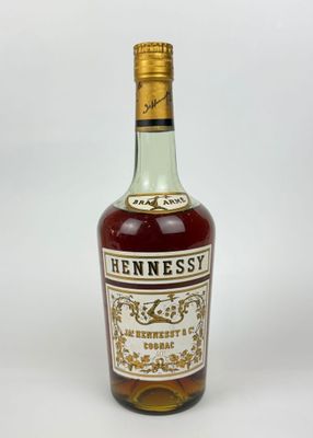 un gros plan sur une bouteille de whisky Hennessy