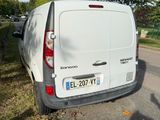 une camionnette blanche garée sur le bord de la route