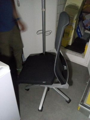 une chaise qui se trouve dans le coin d'une pièce