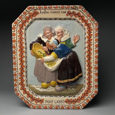 une photo d'une assiette sur laquelle figurent deux femmes