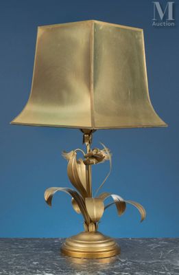 une lampe en or munie d'un abat-jour en or