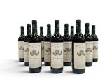 six bouteilles de vin sont alignées sur une surface blanche