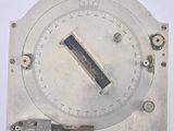 une horloge argentée avec une poignée noire sur un fond blanc