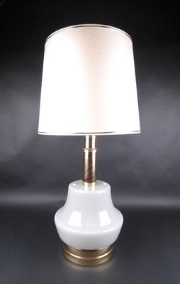 une image représentant une lampe blanche munie d'un abat-jour blanc