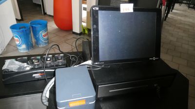 un ordinateur portable posé sur un bureau noir