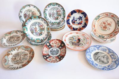 un grand nombre d'assiettes posées sur une table