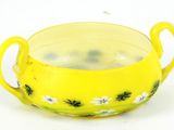 un bol jaune orné d'un motif floral