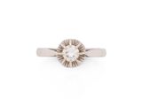 gros plan d'une bague en diamant sur fond blanc