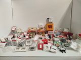 un grand nombre d'objets posés sur une table