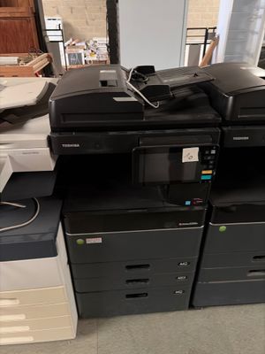 tout un tas d'imprimantes de bureau empilées les unes sur les autres