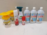 plusieurs bouteilles de produits d'entretien posées sur un plan de travail