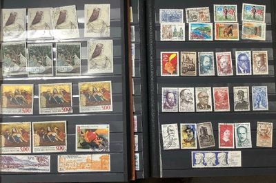 deux vitrines sur lesquelles sont exposés des timbres