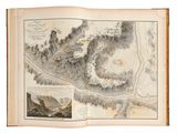 un livre ouvert dans lequel figure une carte représentant une rivière et des montagnes