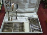 un coffret contenant de l'argenterie sur une table