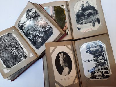 Plusieurs vieilles photos en noir et blanc sont empilées les unes sur les autres