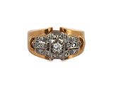 gros plan d'une bague en or et diamants sur fond blanc
