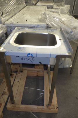 un lavabo posé sur un meuble au milieu d'une pièce