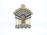 une statue représentant une horloge posée sur un socle, sur fond blanc