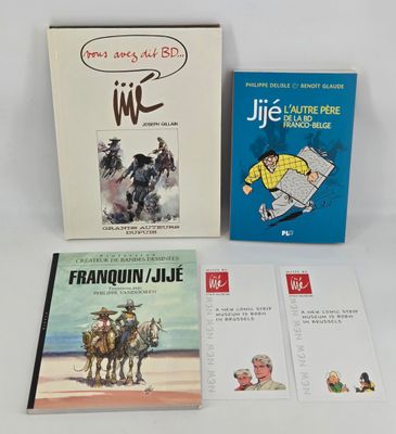 deux livres sont posés l'un à côté de l'autre sur une table