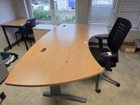 Un bureau, une chaise de bureau; deux caissons, une table + … (photo 2)