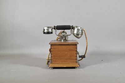 un téléphone à l'ancienne posé sur une table
