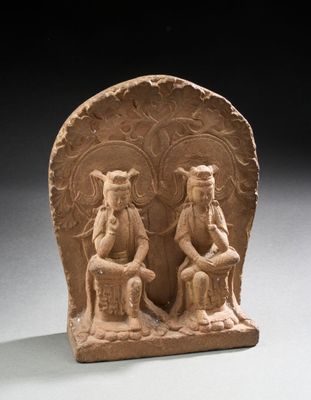 une photo représentant une sculpture en pierre représentant deux personnes assises sur une chaise