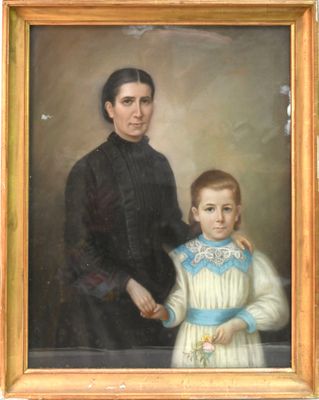 portrait d'une femme et d'un enfant dans un cadre en bois