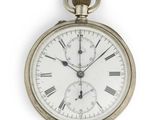 une montre de poche en argent avec des chiffres romains sur le cadran