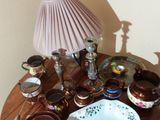 une petite table sur laquelle se trouvent un bol et une assiette