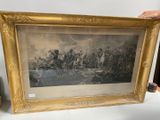une vieille photo représentant un homme tenant une image représentant une scène militaire
