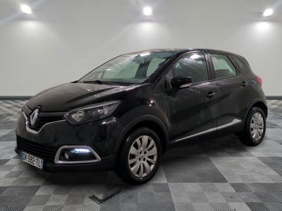 la voiture noire est garée sur un sol en damier dans le garage