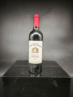 une bouteille de vin rouge posée sur une boîte noire