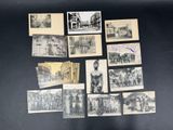 plusieurs vieilles photographies en noir et blanc de personnes et de bâtiments sur une table