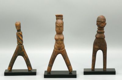 Trois lance-pierres en bois dur à patine sombre d’usage à fi…