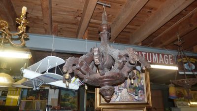 un lustre suspendu au plafond d'un magasin