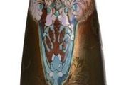 un vase en verre avec un motif sur une surface blanche