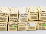 Plusieurs cartons de lait « Brooklyn Milk » sont empilés les uns sur les autres