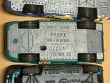 trois téléphones portables posés les uns à côté des autres sur une table