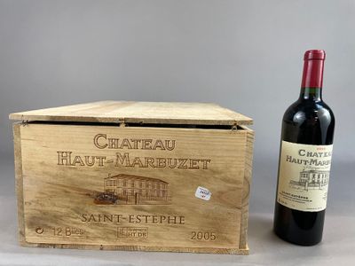 une boîte en bois avec une bouteille de vin à côté