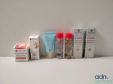 de nombreux types de produits de soins de la peau exposés sur une table