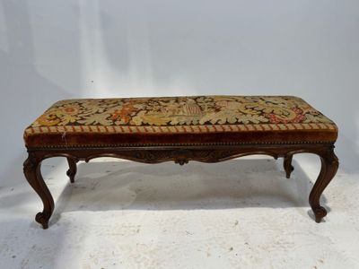 Banquette en bois mouluré et sculpté, les pieds cambrés, les… - Photo 1