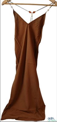une robe marron suspendue à un cintre en bois