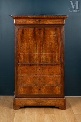 une commode ancienne en noyer posée sur un parquet
