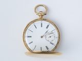 une montre de poche en or avec des chiffres romains sur le cadran