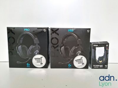 deux boîtes de casques posées sur une table blanche